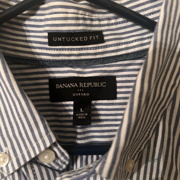 Banana Republic Men’s Untucked Button Down Shirt - Picture 2 of 3